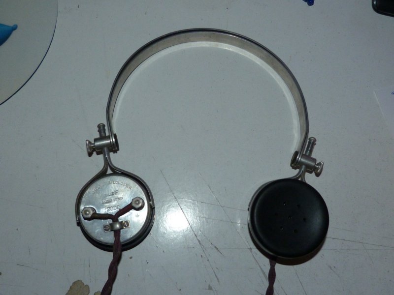 Browns_TypeF_Headphones.JPG - 54Kb